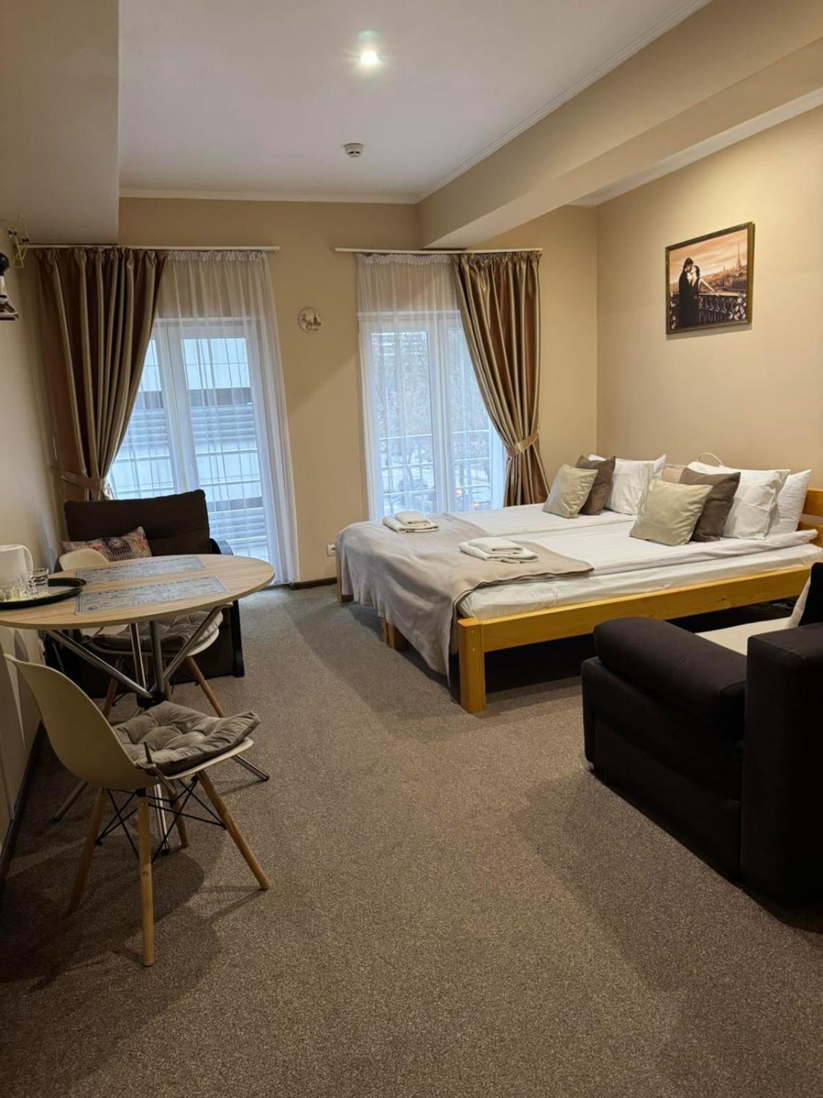 Apart Hotel Avinos Lviv Bagian luar foto